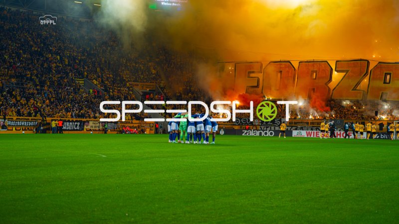 Spieler des FC Schalke 04 im Mannschaftskreis vor dem Anpfiff in Dresden