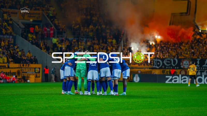 Schalke 04 im Mannschaftskreis vor Anpfiff in Dresden