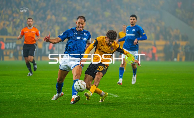 Nikola Katic (#25; FC Schalke 04) im Zweikampf um den Ball