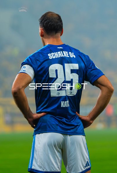 Spieler (#25; FC Schalke 04) mit Händen in der Hüfte im Stadion Dresden