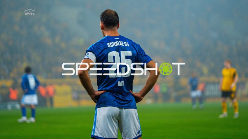 Schalke-Spieler (#25; Schalke 04) mit Händen in den Hüften bei Rauchkulisse in Dresden