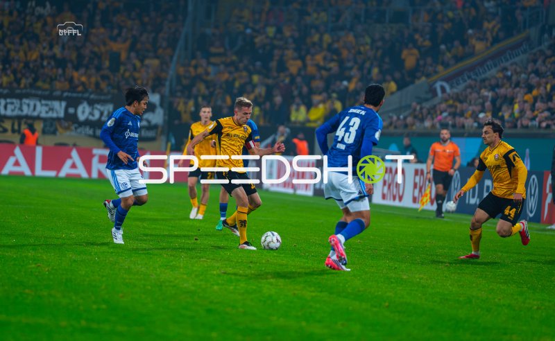 Ballführung im Duell SG Dynamo Dresden gegen FC Schalke 04