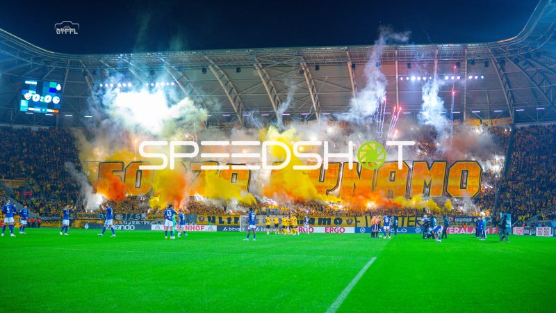Dynamo-Fans zünden Pyrotechnik vor Banner beim Spiel gegen Schalke 04
