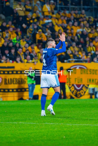 Schalke-Spieler (#4; FC Schalke 04) klatscht Richtung Fans