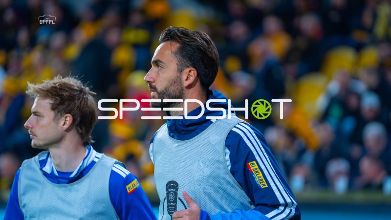Zwei Spieler im Aufwärmbereich im Rudolf-Harbig-Stadion