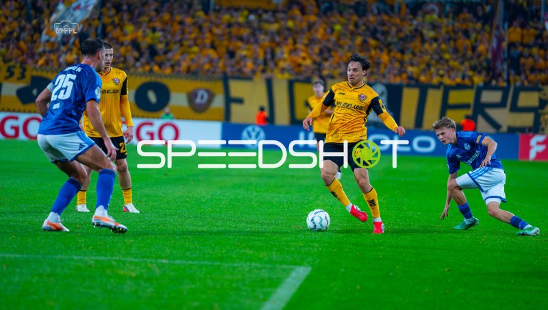 Dynamo Dresden (#44) im Dribbling gegen den FC Schalke 04