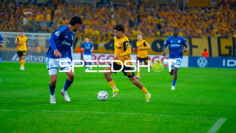 Ben Bobzien (#20; Dynamo Dresden) führt den Ball gegen FC Schalke 04