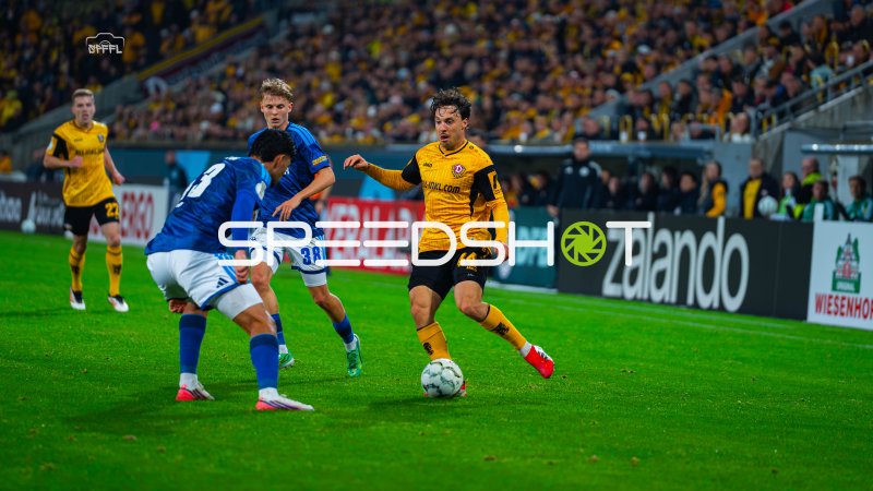 Dynamo-Spieler führt den Ball gegen Schalke 04 in Dresden