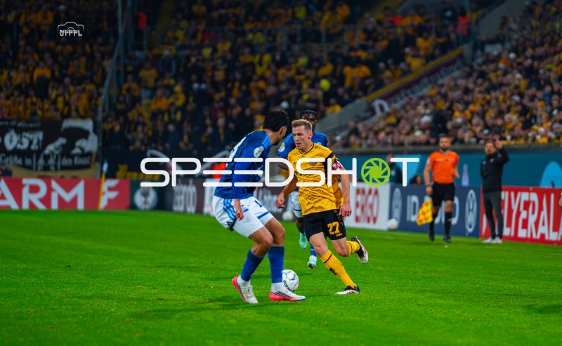 Niklas Hauptmann (#27; SG Dynamo Dresden) im Zweikampf gegen FC Schalke 04