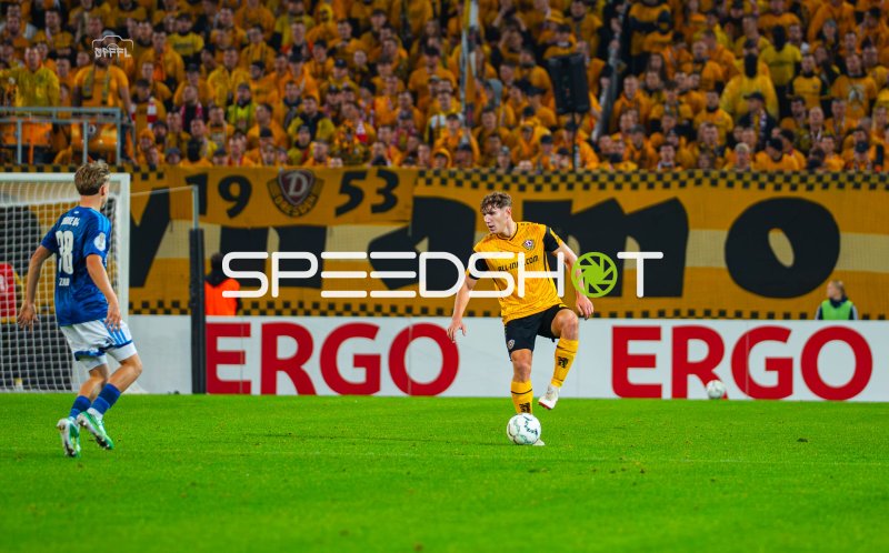 Friedrich Müller (#42; SG Dynamo Dresden) führt den Ball gegen FC Schalke 04