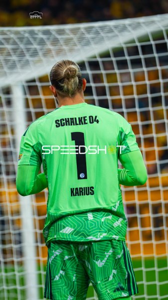 Torhüter des FC Schalke 04 (#1) vor dem Tor im Rudolf-Harbig-Stadion