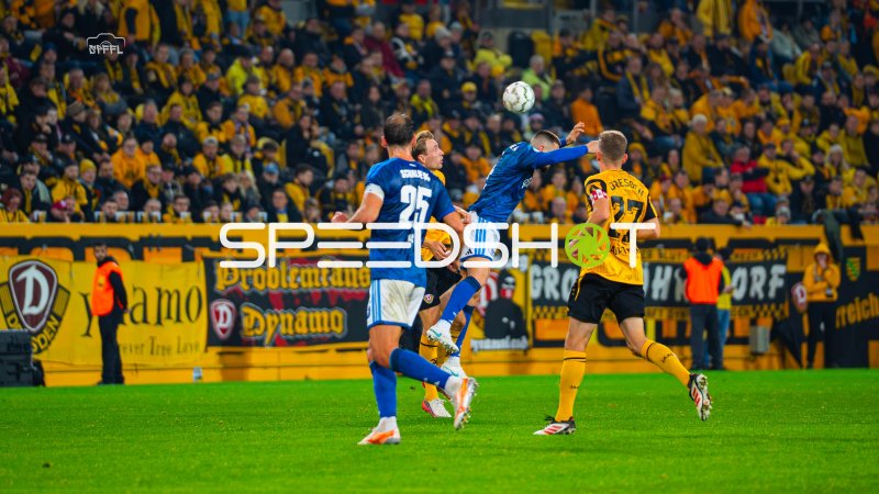 Kopfballduell SG Dynamo Dresden gegen FC Schalke 04 im Rudolf-Harbig-Stadion