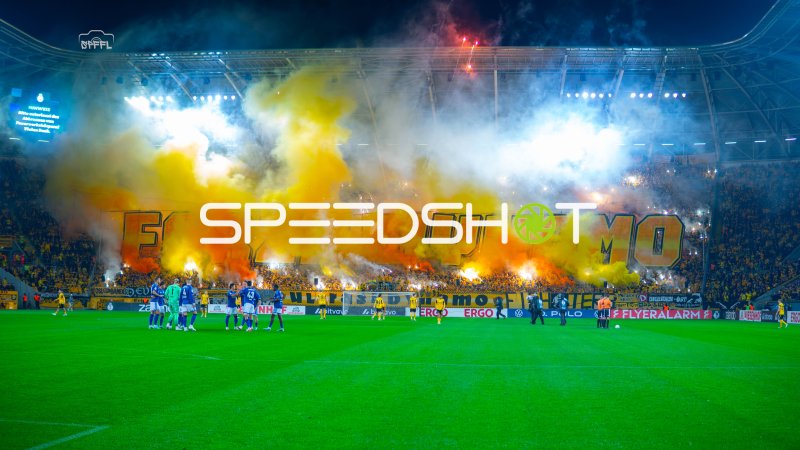 Gelbe Rauchchoreografie der Dynamo-Fans vor dem Spiel gegen FC Schalke 04