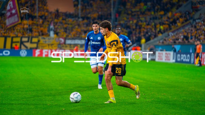 Dynamo-Spieler (#20) führt den Ball, Mertcan Ayhan (#43; FC Schalke 04) folgt