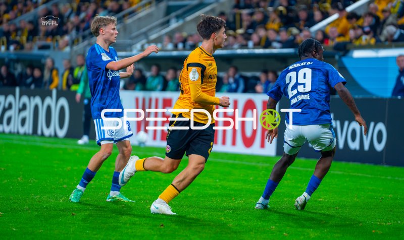 Dynamo Dresden und Schalke 04 im Laufduell im Rudolf-Harbig-Stadion