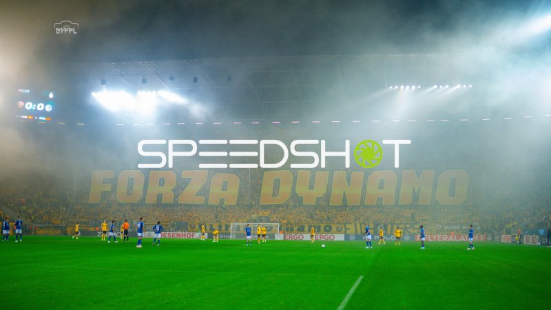 Dynamo Dresden und FC Schalke 04 vor Choreografie im Rudolf-Harbig-Stadion