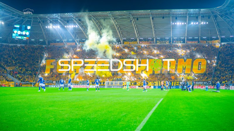 Dynamo-Fans zünden Pyrotechnik unter dem Banner „Forza Dynamo“ im Rudolf-Harbig-Stadion