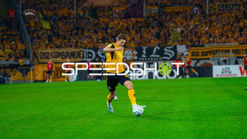 Spieler von SG Dynamo Dresden führt den Ball gegen FC Schalke 04