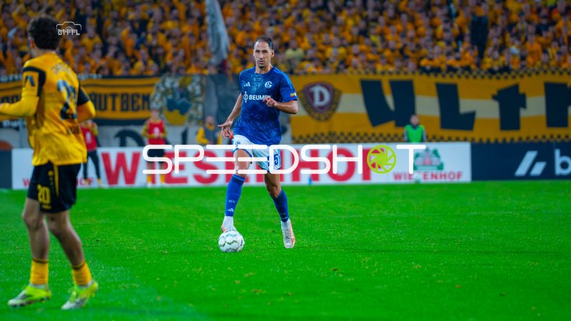 Nikola Katic (#25; FC Schalke 04) führt den Ball im Rudolf-Harbig-Stadion