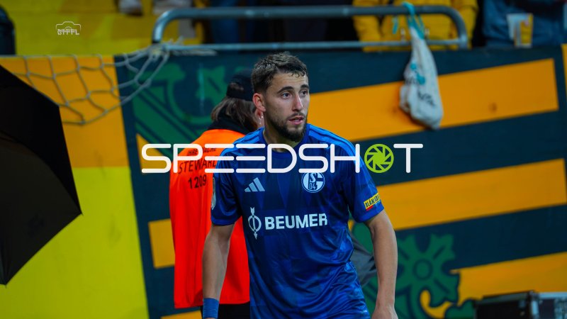 Adil Aouchiche (#24; FC Schalke 04) im Stadion in Dresden
