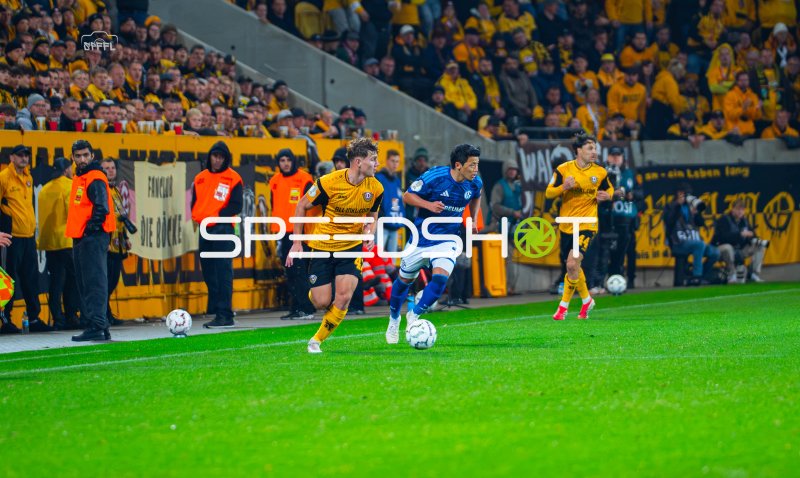 Ballführung im Duell Dynamo Dresden gegen FC Schalke 04 im Rudolf-Harbig-Stadion