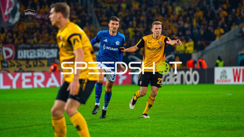 Niklas Hauptmann (#27; SG Dynamo Dresden) im Zweikampf mit Dejan Ljubicic (#21; FC Schalke 04)