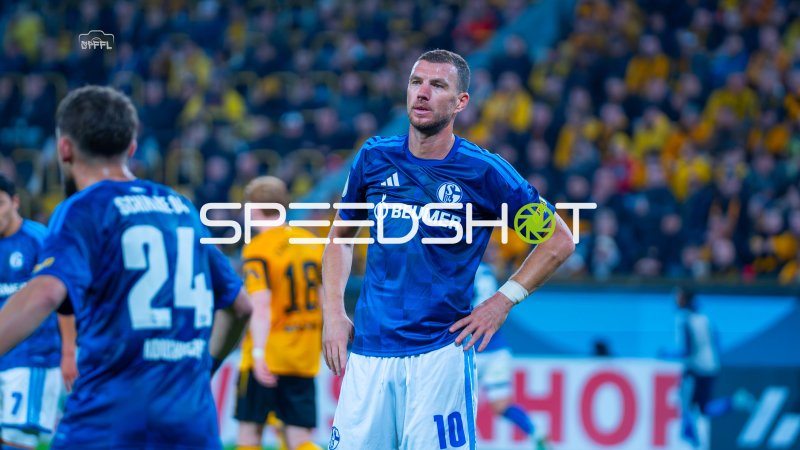 Edin Dzeko (#10; FC Schalke 04) im Spiel bei Dynamo Dresden