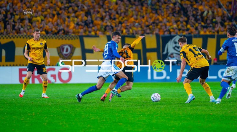 Zweikampf um den Ball: SG Dynamo Dresden gegen FC Schalke 04 im Rudolf-Harbig-Stadion