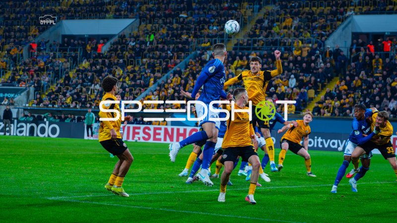 Nikola Katic (#25; FC Schalke 04) im Luftduell in Dresden