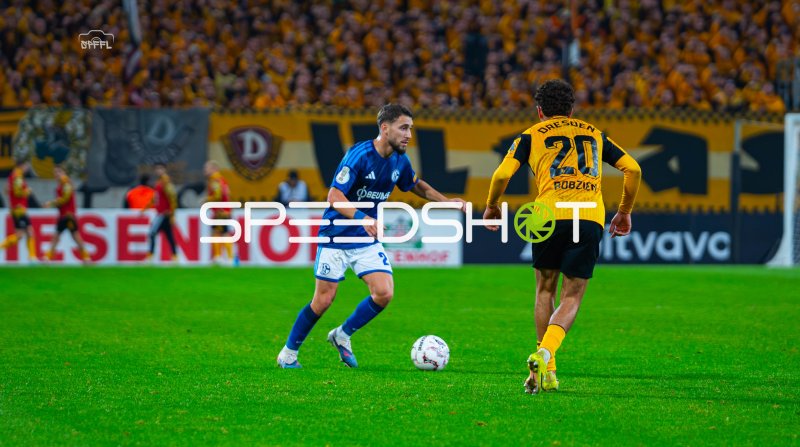 Adil Aouchiche (#24; FC Schalke 04) führt den Ball gegen Dresden