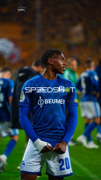 Spieler des FC Schalke 04 im Rudolf-Harbig-Stadion in Dresden