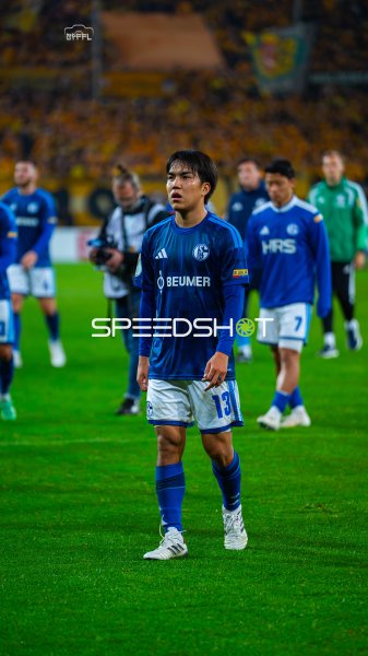 Satoshi Tanaka auf dem Rasen im Rudolf-Harbig-Stadion in Dresden