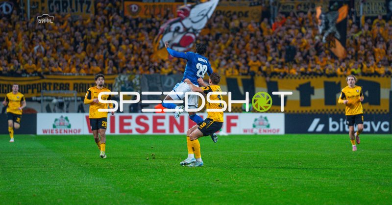 Zweikampf SG Dynamo Dresden gegen FC Schalke 04 im Rudolf-Harbig-Stadion, Ben Bobzien im Hintergrund