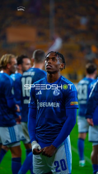 Junior Adamu (FC Schalke 04) blickt im Rudolf-Harbig-Stadion nach oben