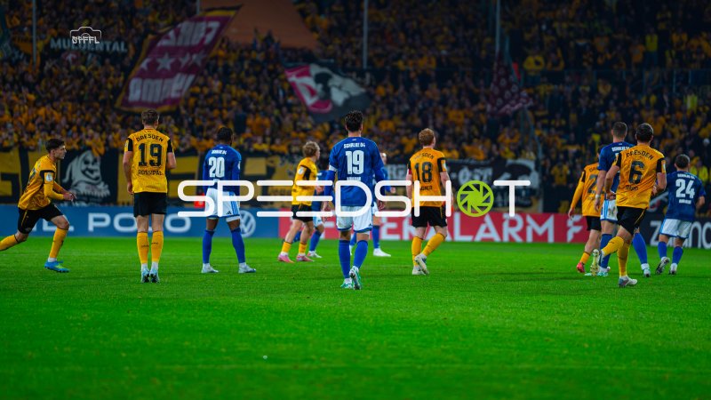 Alexander Rossipal (#19; SG Dynamo Dresden) im Spiel gegen FC Schalke 04