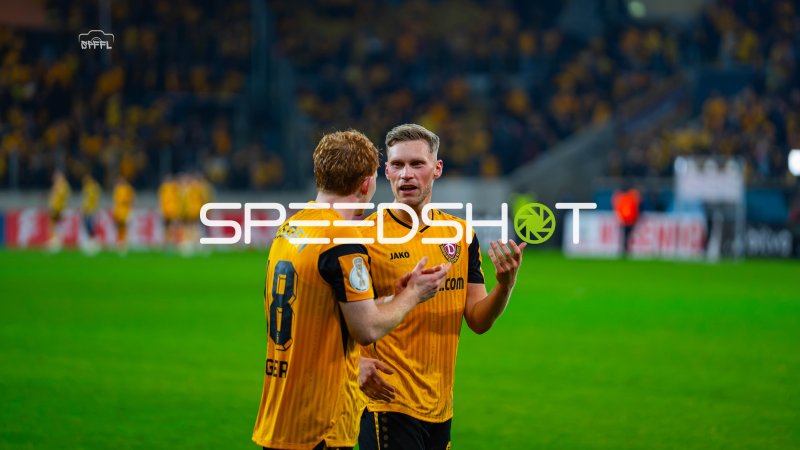 Jonas Sterner (Dynamo Dresden) im Austausch mit Mitspieler