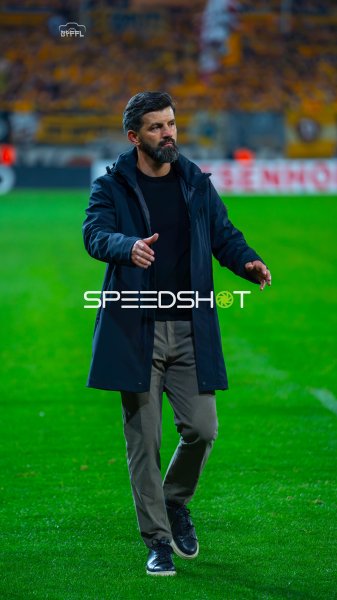 Mann in dunkler Jacke auf dem Rasen im Rudolf-Harbig-Stadion Dresden