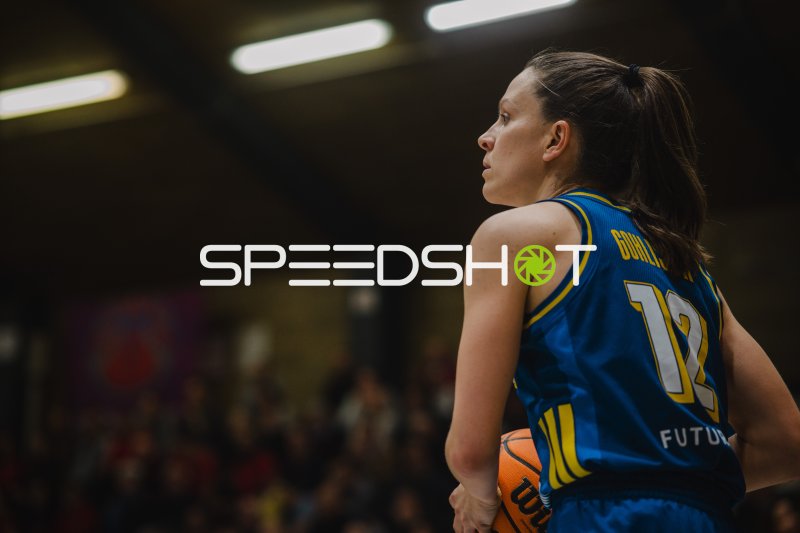 Lena Gohlisch (#12; Alba Berlin Damen) mit dem Ball