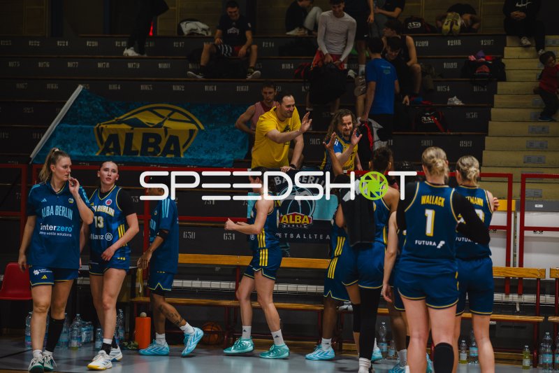Mia Wiegand (#13; Alba Berlin Damen) und Nina Rosemeyer am Spielfeldrand