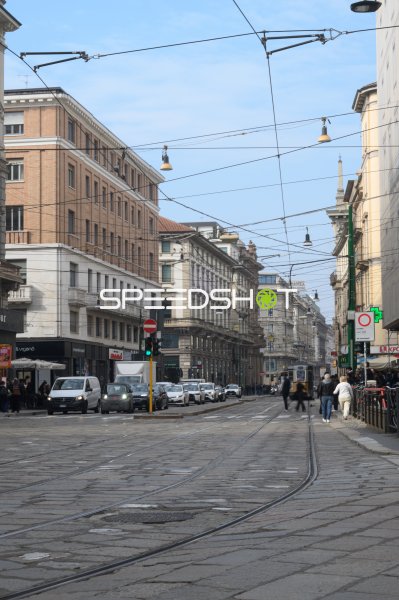 Straßenszene mit Straßenbahn und Verkehr in einer Innenstadt