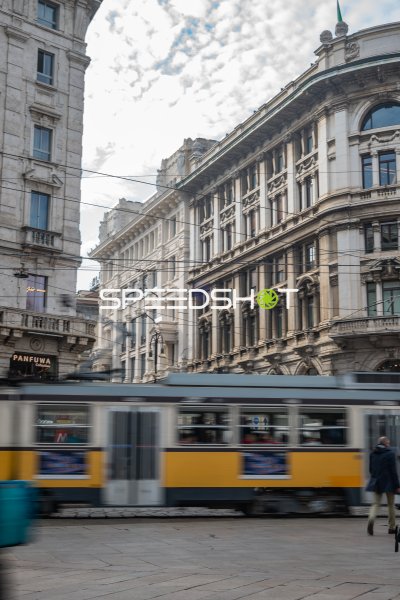 Gelbe Straßenbahn fährt an historischen Gebäuden in Mailand vorbei