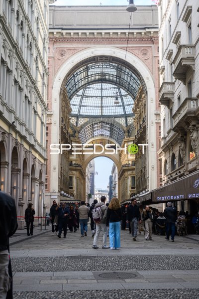 Passanten unter dem Glasdach der Galleria Vittorio Emanuele II
