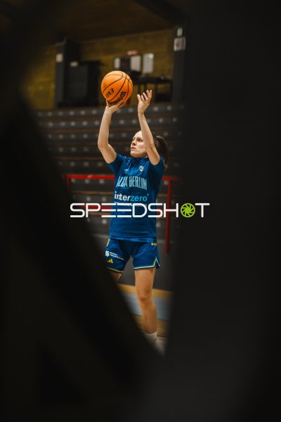 Basketballspielerin von Alba Berlin beim Wurf in der Halle
