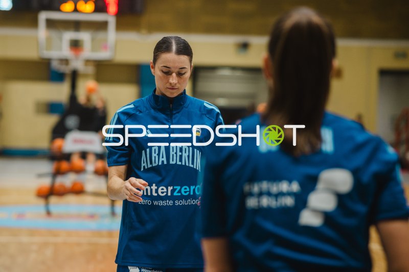 Spielerin von ALBA BERLIN beim Aufwärmen in der Halle