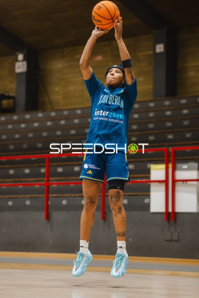 Deeshyra Thomas (Alba Berlin Damen) beim Sprungwurf