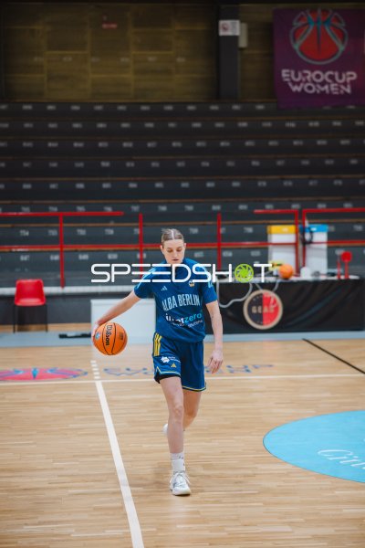 Alina Hartmann (Alba Berlin) dribbelt den Ball in der Halle