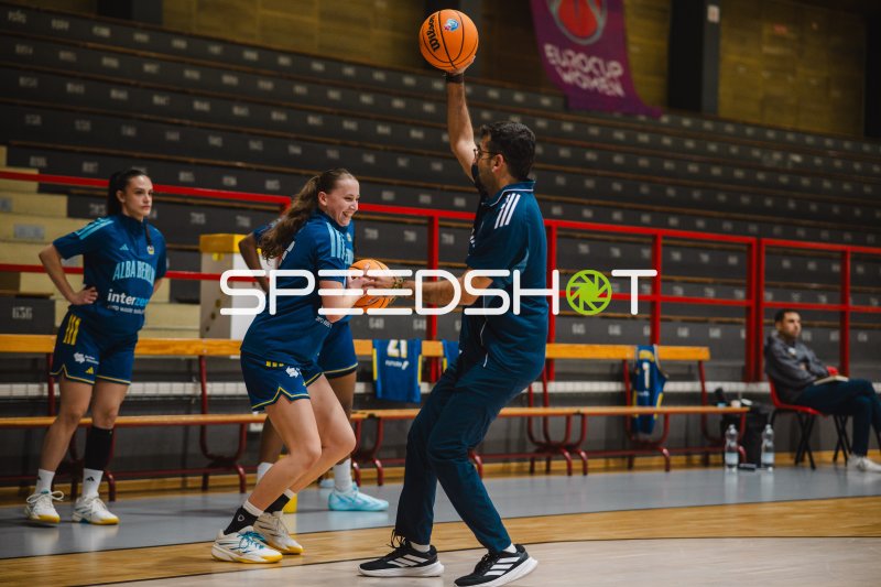 Mia Wiegand (Alba Berlin Damen) lacht beim Ballspiel im Aufwärmen