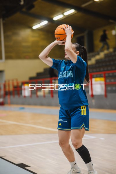 Basketballspielerin von Alba Berlin beim Wurf aus der Distanz