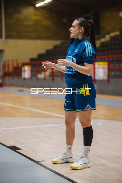 Frau im Alba-Berlin-Trikot gestikuliert auf dem Hallenparkett