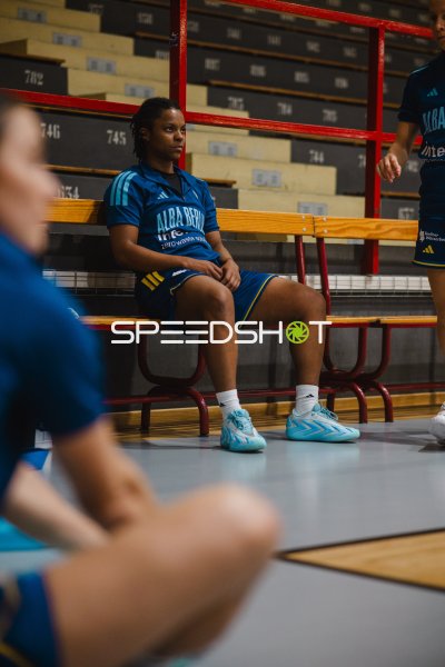 Oceane Monpierre (Alba Berlin) auf der Ersatzbank